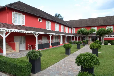 Les Maritonnes Parc & Vignoble Отели в г. Жульена