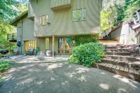 8 Mi to Dtwn Seattle Pet-Friendly Apt with Hot Tub