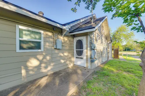 3 Mi to Baylor U: Home w/ Shared Yard - Bungalows