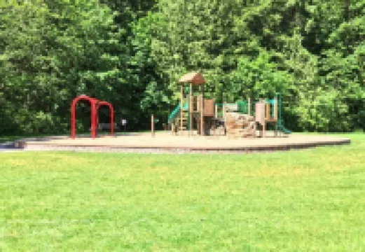 97mf - Lakeside - Dock - BBQ - Pets Ok - Sleeps 6 3 Bedroom Home by RedAwning