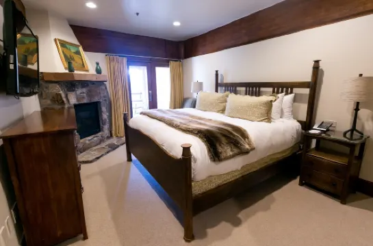Deluxe King Room with Fireplace Hotel Room