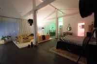 ไวมาร์ เซ็นทรัล อาร์ติสท์ ลอฟท์ โรงแรมใกล้Mahnmalsanlage und Gedenkstatte der DDR