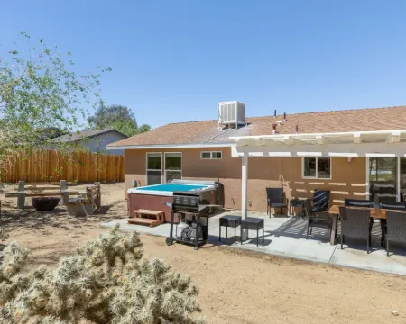 寧靜沙灘 - 熱水浴缸、燒烤和火坑！3卧室住宅 by RedAwning 約書亞樹村酒店