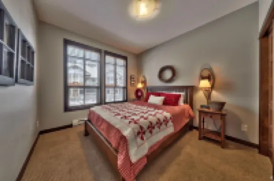 Stones Throw #56 by Bear Country Hôtels à : Thompson-Nicola P