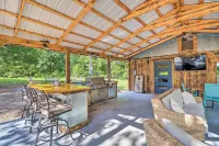 Cozy Cabin w/ Backyard Oasis: 11 Mi to Marina - Homestays