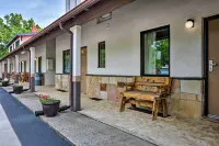 Burkesville Apt w/ Deck, Views & Pool Access! - Wifi