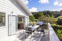 Tui Beach House - Centrally located, 3 min walk to beach, bright house Paihia.