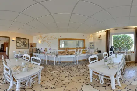 Logis l'Auberge du Gros Отели в г. Сервиньи-ле-Сент-Барб