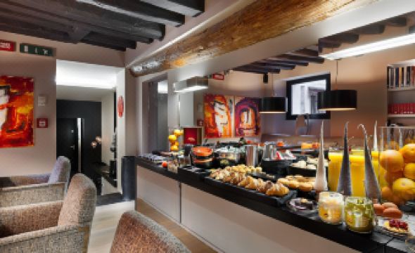 Charming House DD724