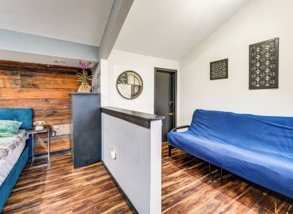 Mtn-View Gem w/ Deck & Hot Tub in Tannersville