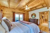 Hot Tub, Game Room! Group-Friendly Nebo Cabin - 주차장