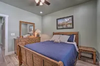 Modern Retreat w/ Deck: Walk to White River! - Alojamientos