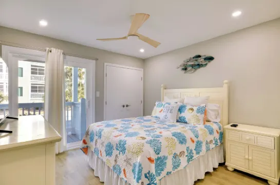 翡翠島公寓配有室內游泳池和海灘通道！