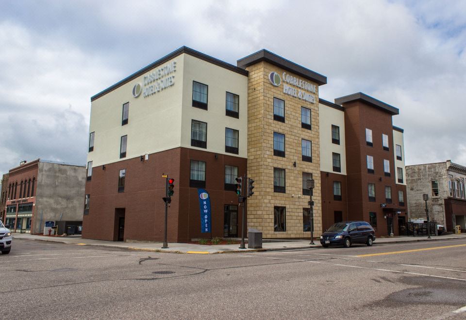 Cobblestone Hotel & Suites - Chippewa Falls - Housity