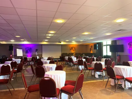 Campanile Val de France Отели в г. Кутвру