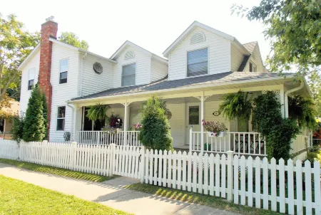 Finlay House Bed and Breakfast Niagara - on - the - Lake Отели рядом с достопримечательностью «Сентенниал Лилак Гарден»