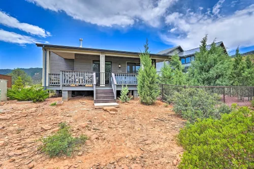 Hot Tub & Views: 'Mountain High Pines Retreat'