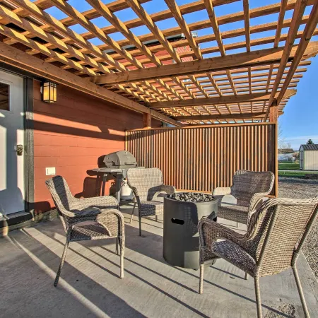 Updated Townhouse w/ Pergola, Walk to Downtown!