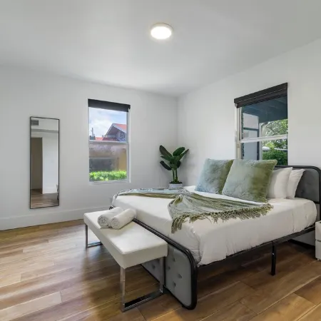 Spacious Villa, Sleeps 16, Private Pool, Outdoor Cinema, Central Miami
