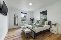 Charming Villa, Sleeps 16, Private Pool, Outdoor Cinema, Central Miami