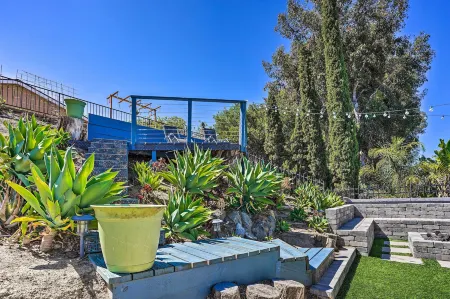 Sunny Orange County Abode w/ Fire Pit & Backyard! Отели рядом с достопримечательностью «оз. Мишн-Вьехо»