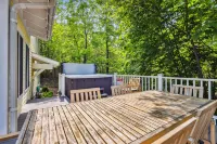 Coastal Living w/ Hot Tub, Firepit & Lakeside Deck