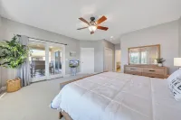 "Hook, Wine, and Sinker" Large 5-bed lakefront villa-pool, hot tub, and courts Hotels in 