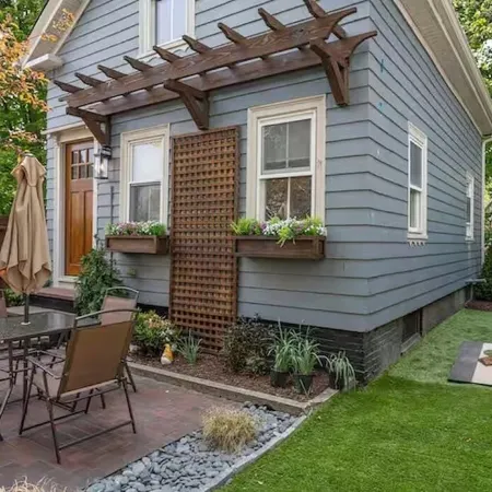 The Hideaway Cottage - Entire Home in Fox Point!