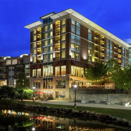 Hampton Inn & Suites Greenville-Downtown-RiverPlace Отели рядом с достопримечательностью «Театр Warehouse»