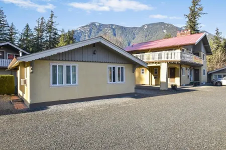 Richca Chalets Resort