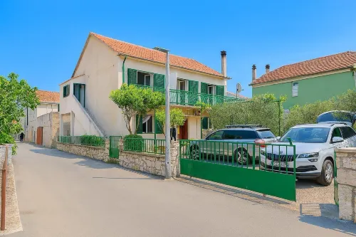 Apartments Ivana Hotels in Drage