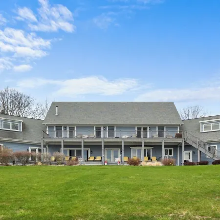 Lakefront 6BR Retreat with Private Dock, Huge Deck & Epic Seneca Views Отели в г. Старки