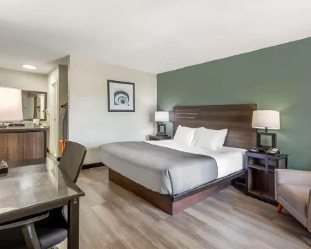 Quality Inn & Suites Hotels in Santee