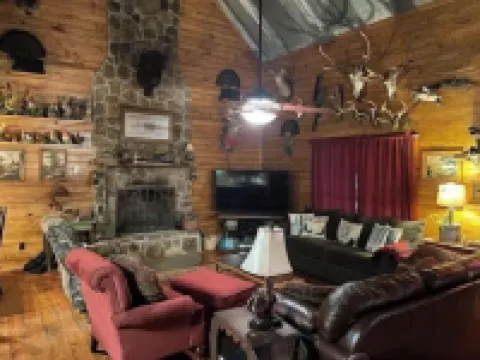 Cabin in the woods overlooking Grenada lake. Hotels in Grenada County