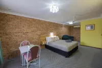 Alyn Motel - parking