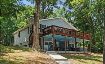 Lake Days by AvantStay Hot Tub Firepit Game Room Private Dock Access