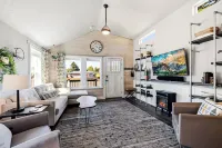 Sweet Seaview Home Near Beach and Trailhead! Hotels in Seaview