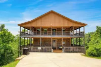 Lions Landing by AvantStay Sleeps 12 Hot Tub Game Room Views Near Pigeon Forge