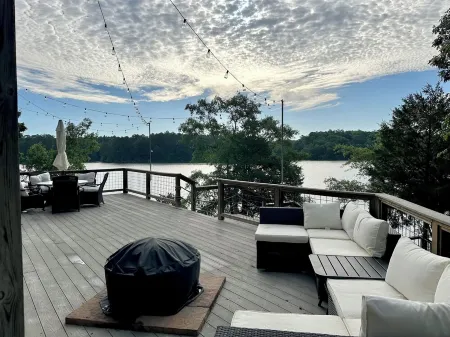 Waterfront Lakehouse Retreat!