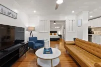 Chic 1BR Apartment in the Heart of Montrose, Walk to Restaurants and Bars