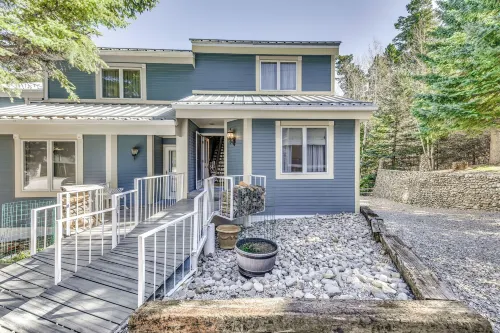 Cloudcroft Home w/ Fireplace Near Downtown! - parking