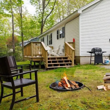 3-bedroom Cozy Home in Ellsworth with AC, WiFi