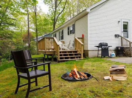 3-bedroom Cozy Home in Ellsworth with AC, WiFi