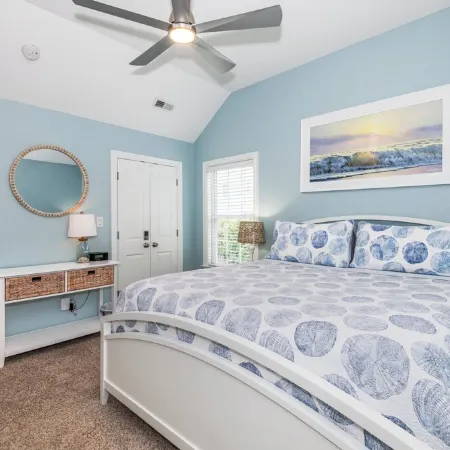 Bright and sunny family friendly cottage, 2 minutes to beach, Sound view sunsets