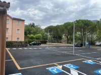 Brit Hotel Essentiel Millau - parking