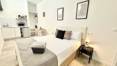 Oshun Cinco Torres Suites 鄰近西班牙四大樓商業區的酒店
