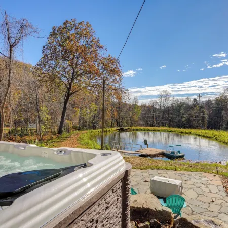 Stoney Creek Cottage: Waterfront Hot Tub, Fire Pit