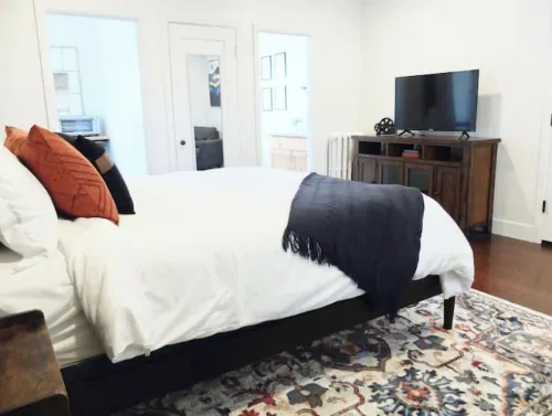 #8 Downtown Apt -Historic main street - King Bed