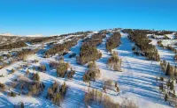 Amazing Home Directly on the Lift! Ski-In/Out, Private Hot Tub, Amazing Views!