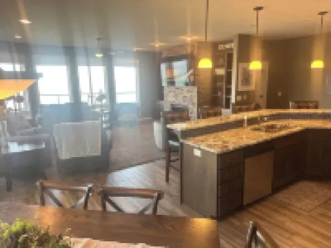 Charming lake front 3-bedroom condo in Arnolds Park with fitness room, WiFi 阿諾茲帕克酒店